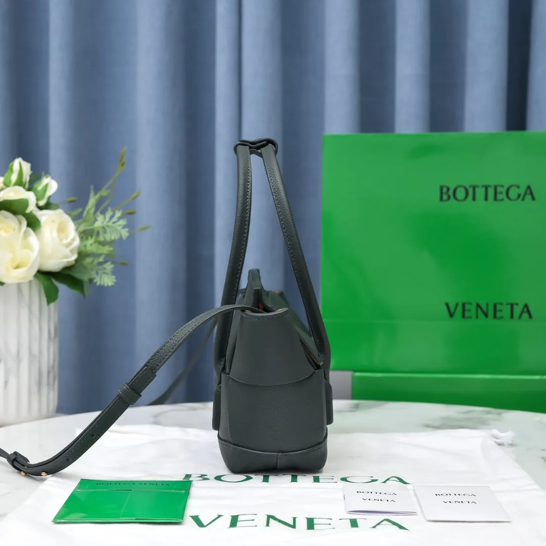 Bottega Veneta Mini Arco original pebbled cowhide has been out of control since the beginning of the cloud bag. It is made of leather block structure and has big ears with emergency buttons. It is super careful and fashionable. The Mini size is more practical. It comes with a shoulder strap and can be worn cross-body on one shoulder. Style number [6693#] Dimensions: Bag opening 29, base 17.5, width 8, height 17 (excluding handle) turquoise green